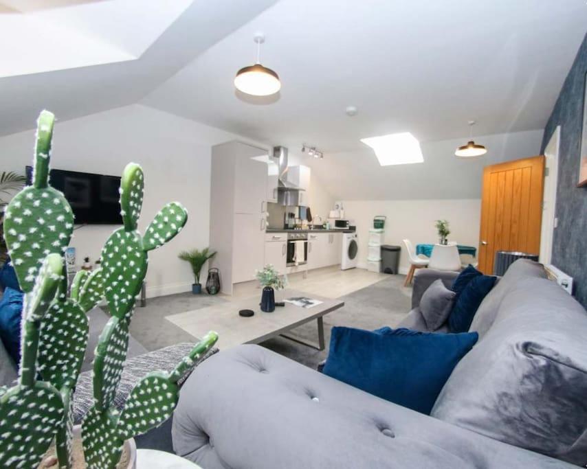 סוואנסי Luxe Living Guest House-Sleeps 6 -Family Friendly-Private Parking-Wifi-City-Beach מראה חיצוני תמונה