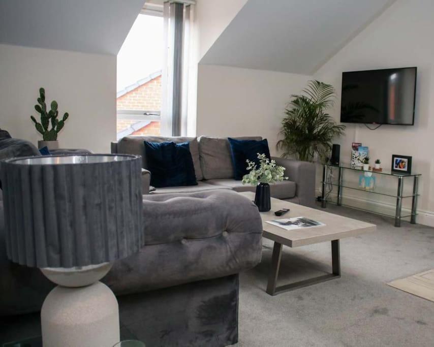 סוואנסי Luxe Living Guest House-Sleeps 6 -Family Friendly-Private Parking-Wifi-City-Beach מראה חיצוני תמונה