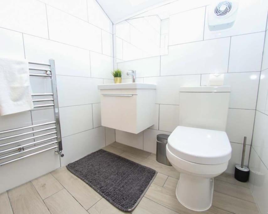 סוואנסי Luxe Living Guest House-Sleeps 6 -Family Friendly-Private Parking-Wifi-City-Beach מראה חיצוני תמונה