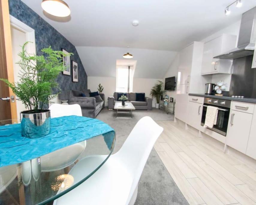 סוואנסי Luxe Living Guest House-Sleeps 6 -Family Friendly-Private Parking-Wifi-City-Beach מראה חיצוני תמונה