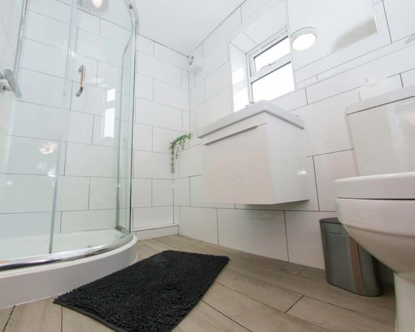 סוואנסי Luxe Living Guest House-Sleeps 6 -Family Friendly-Private Parking-Wifi-City-Beach מראה חיצוני תמונה