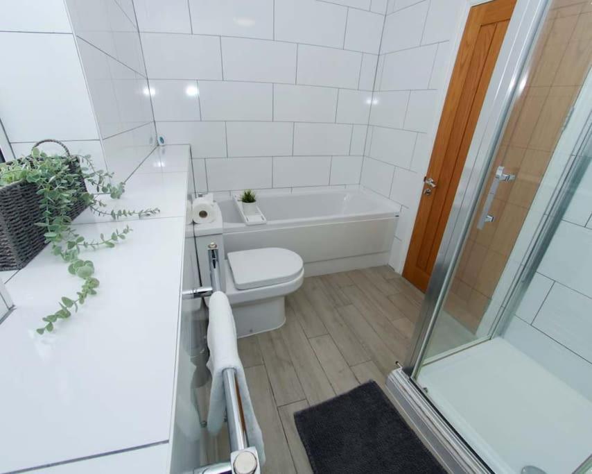סוואנסי Luxe Living Guest House-Sleeps 6 -Family Friendly-Private Parking-Wifi-City-Beach מראה חיצוני תמונה