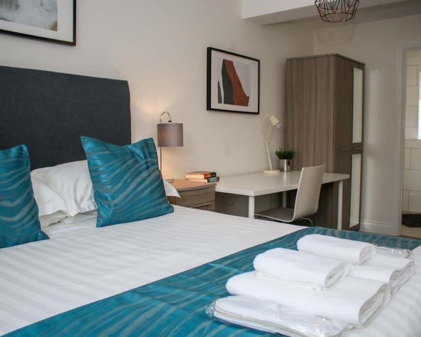 סוואנסי Luxe Living Guest House-Sleeps 6 -Family Friendly-Private Parking-Wifi-City-Beach מראה חיצוני תמונה