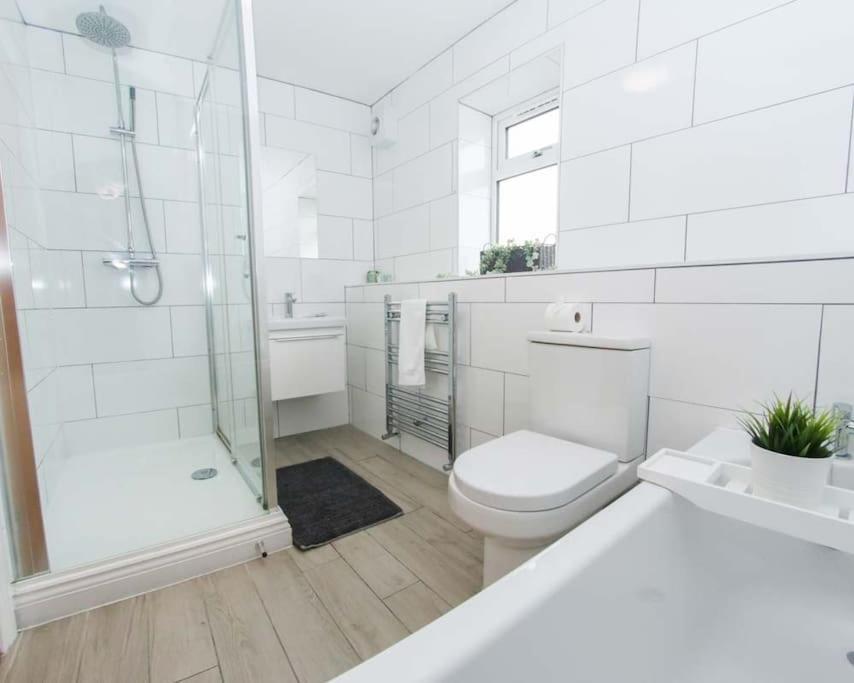 סוואנסי Luxe Living Guest House-Sleeps 6 -Family Friendly-Private Parking-Wifi-City-Beach מראה חיצוני תמונה